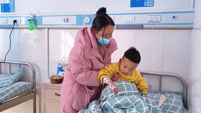 二胎生病了，媳妇带去医院打针，看着让人心疼！