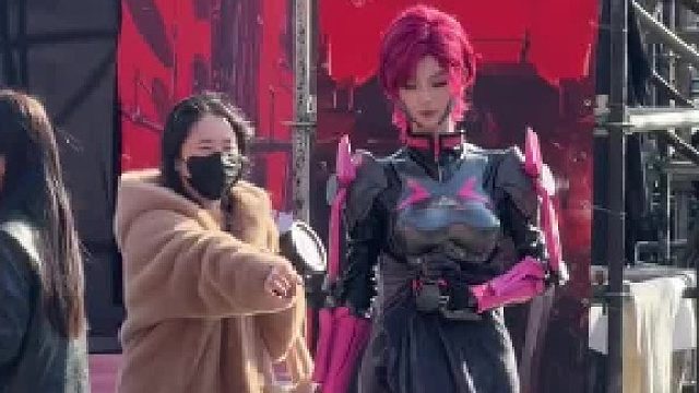 不愧是专业的模特，果然很抗冻