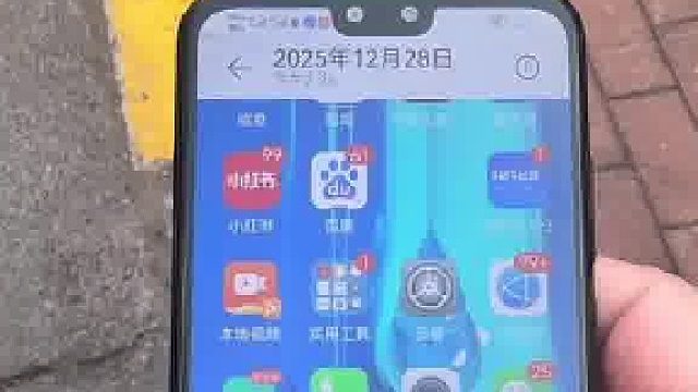 大爷手机相册打不开寻求帮助，女子接过手一看忍不住笑出声