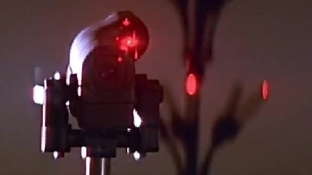 监控室：这女的在练瑜伽吗