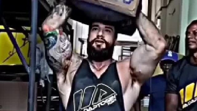 健身房的兄弟还得练啊