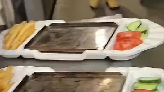 你见过这样的牛排吗？直接放在铁板上就上桌！