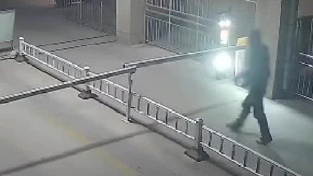 外卖小哥动了一下拦车杆，下一秒车辆经过时杆居然断了