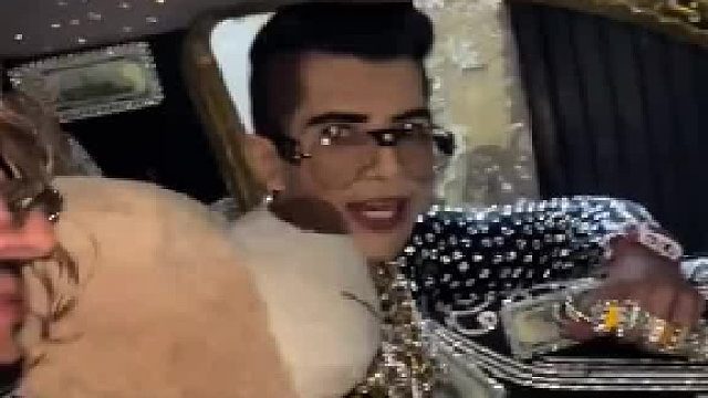 网友偶遇亿万富豪 全车上下镶满钻石 夸赞两句当场收获1000美金