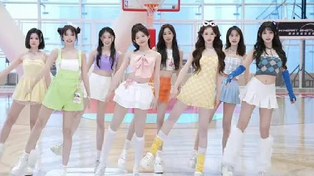 周末愉快，和姐妹一起穿五颜六色的衣服跳舞啦！