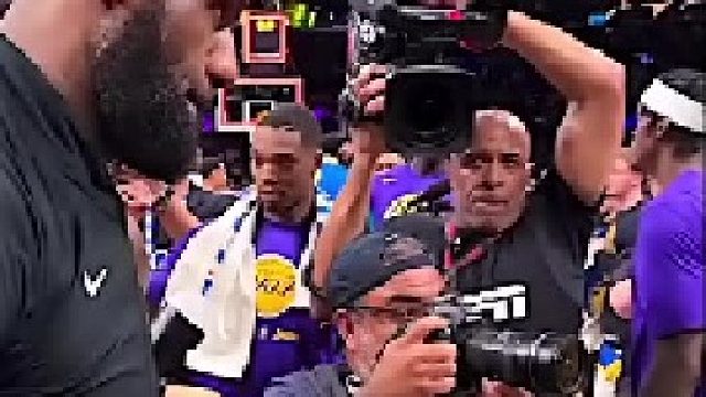 湖人淘汰勇士，詹姆斯和库里赛后拥抱致意