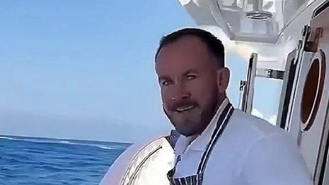 游艇做饭没水咋办？大哥这招海水煮面绝了