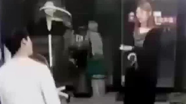 在深夜女子进店就开价1万，却被老板果断拒绝。