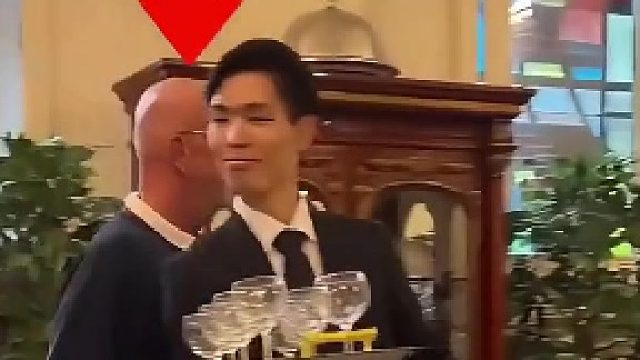 这大爷不是在碰瓷，是在严格训练你的私人管家