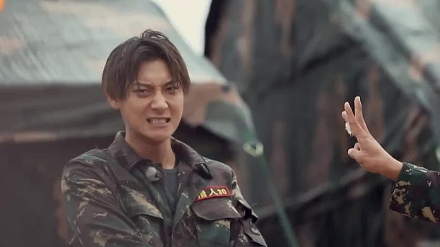 黄子韬不愧是用人品打败黑料的男人，为了维护战友生吃活鸡！