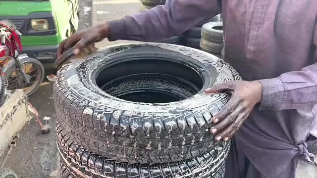 巴基斯坦师傅翻新磨损严重的轮胎