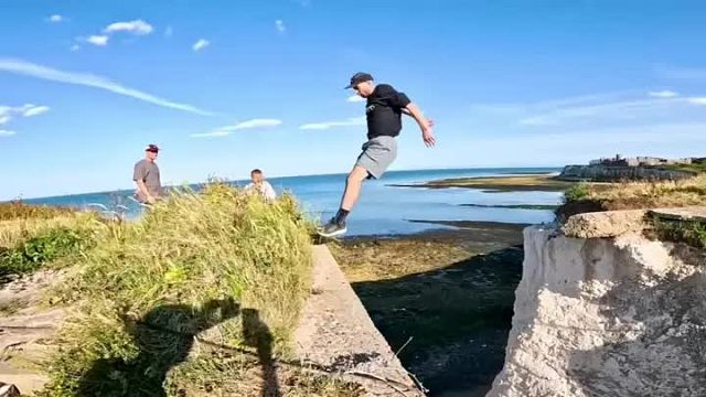 不可思议的跳跃挑战，跑酷小伙在海边挑战，越过五米之外的岩石