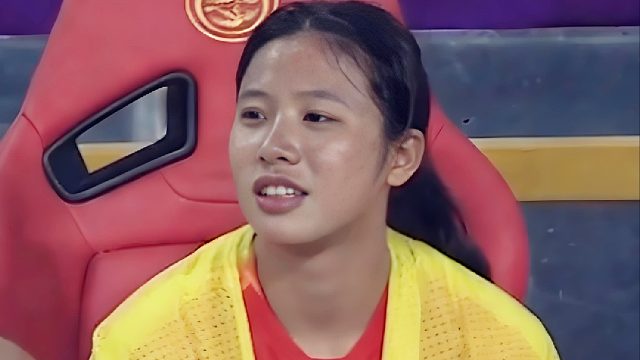 有趣一幕！女足主裁判险些助攻破门，中国队替补席看笑了