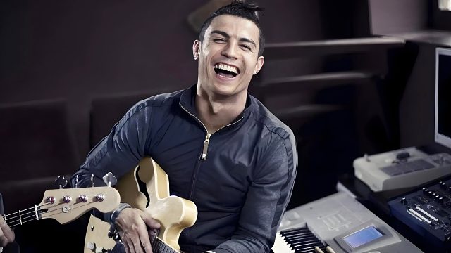 原地出道！C罗深情演唱英文情歌，面部表情十分投入