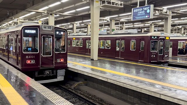 阪急电铁 夜晚的大阪梅田站列车不停来往