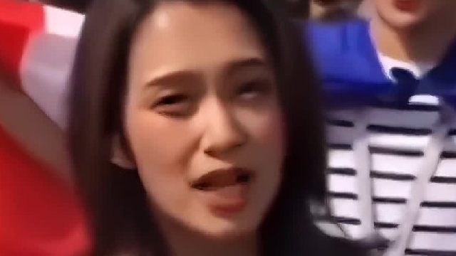 被外国人亲脸，倍感荣耀。被国人碰了下手，治安处罚。