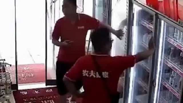 冰箱是上午拉走的，娃哈哈的冰箱是下午送来的