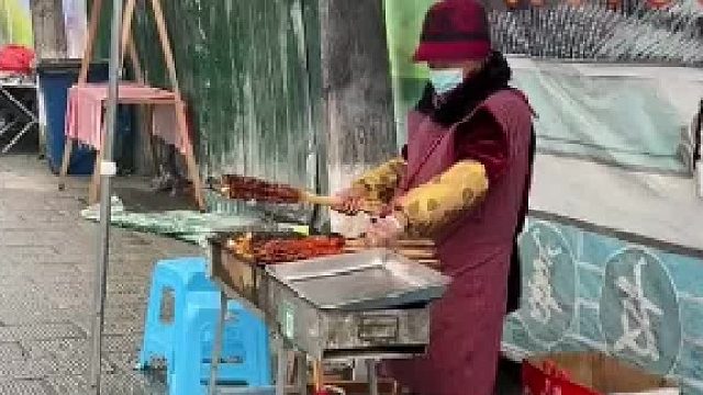 大娘考的“牛肉串”很实在.怪不得这么好吃