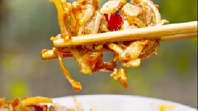 三个各怀心思的人在农村玩盲盒吃饭挑战