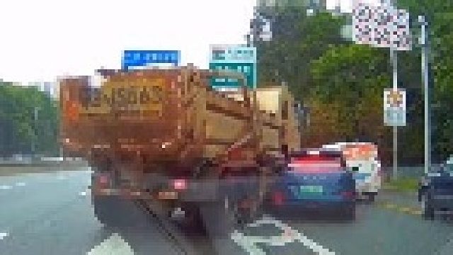 此车霸行径，实乃蓄意伤人