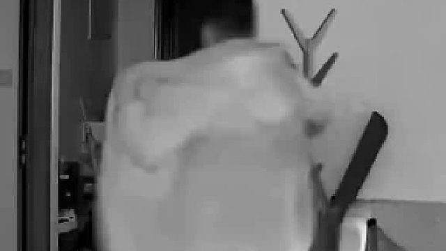 男子一个人居住，凌晨12点钟被楼下邻居敲门打扰