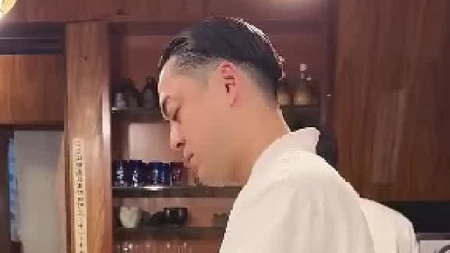 日料店里的暖心瞬间，厨师的职业微笑