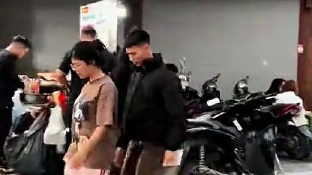 她老公：几年都没怀上怎么出去逛个街就有了