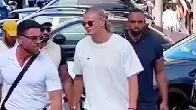 真正的猛男！足坛唯一不需要带保镖的球员！