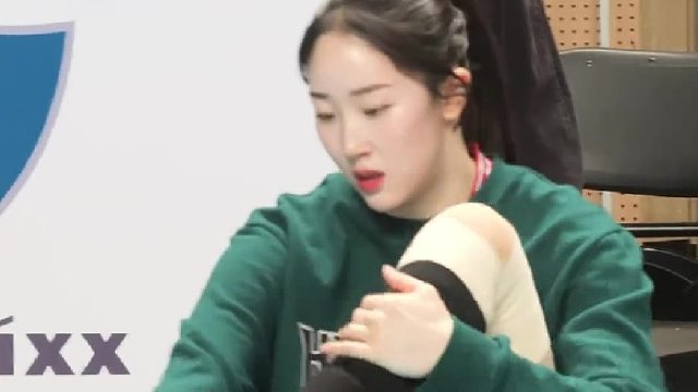 秋凉了女排姑娘热身也穿着厚厚的衣服