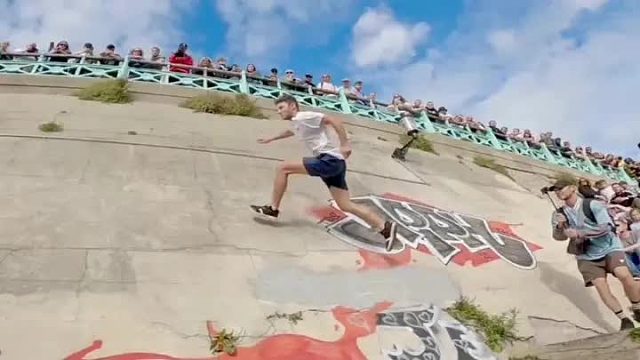 跑墙挑战，跑过斜坡并且落地后没有摔倒，获得一千块钱的奖励