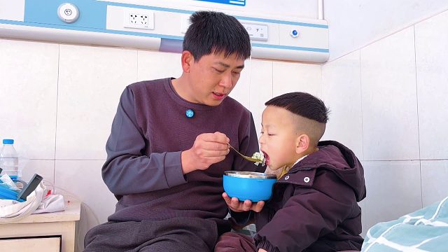 二宝流感反复发烧，父母心疼不已，爸爸做法让儿子胃口大开