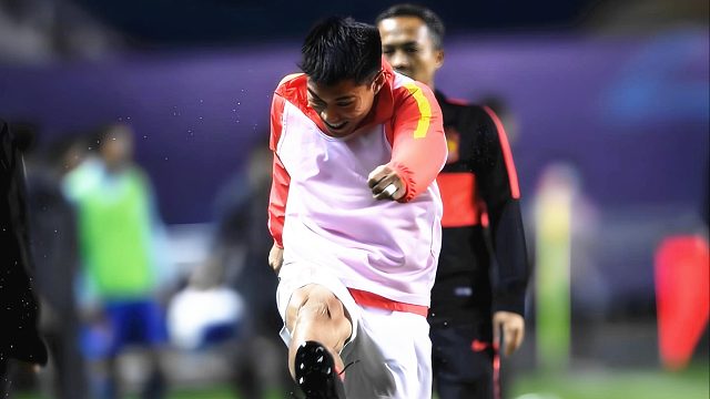 郑智暴怒名场面：三连踢水瓶泄愤，吃黄牌向主裁鼓倒掌！