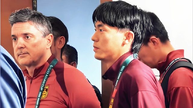 在想什么？日本U23出席赛前发布会，胡荷韬旁观表情严肃！