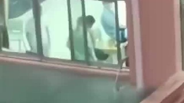 管子放水能有用桶舀水好玩？