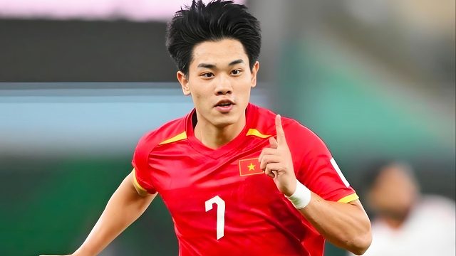 悲催！U23越南梅西轰任意球世界波，却飞铲染红被罚下场