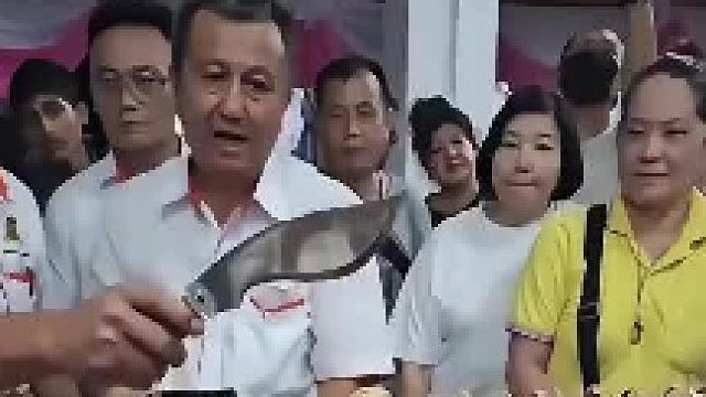 拿刀的大哥是懂人情世故的，知道主角是谁，自己甘愿做配角