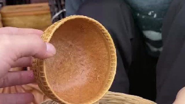 男子测试竹编碗是否漏水，师傅的“滴水不漏”原来是这个意思