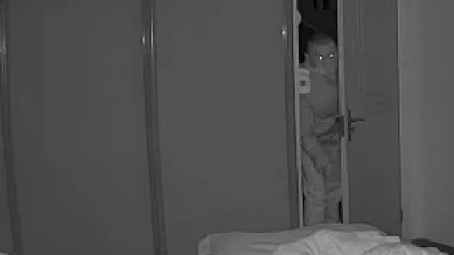 女子晚上睡觉时家里进贼，见卧室有人后小偷迅速离去。