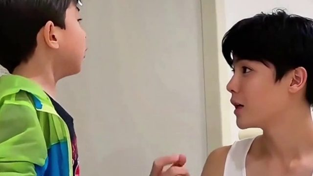 小男孩：侯明昊，你最后演都不演了，太过分了吧！