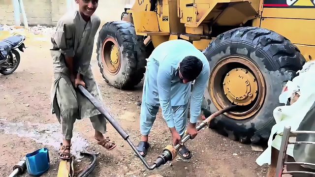 老巴师傅修复变形的液压杆