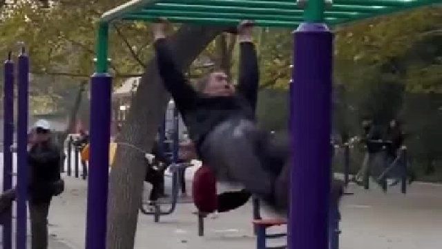 大爷在一声声厉害中迷失了自我 