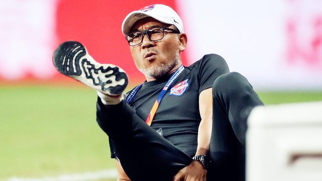 戏精附体！中超名场面：主帅张外龙被皮球击中后痛苦倒地