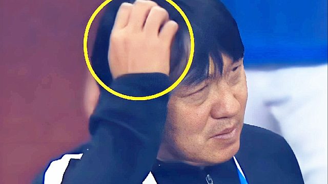 搞笑乌龙球！赵宇豪头球顶入自家球门，主帅谢峰直挠头