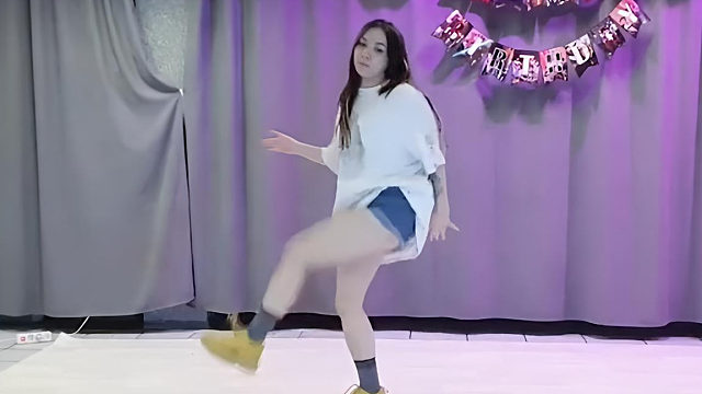 俄罗斯姑娘才艺表演24.02.17_王者(安妮亚)