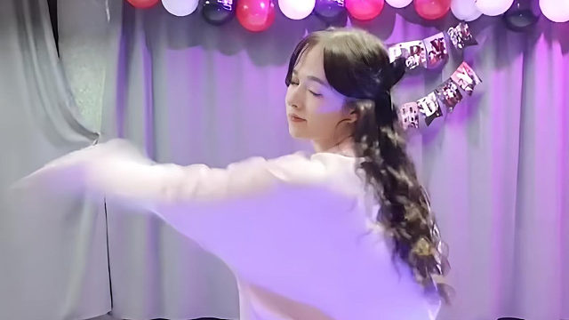 俄罗斯姑娘才艺表演24.02.17_铁锤(安吉丽娜)01