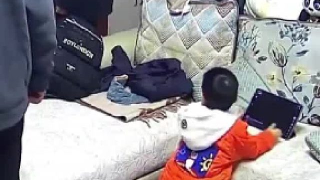 孩子在家看平板惹爸爸不满，拿起平板直接摔到地上。