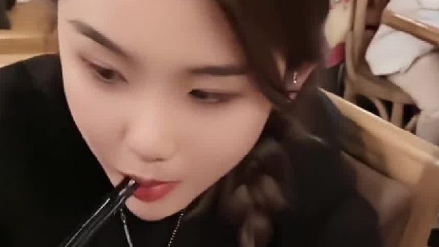 黑衣妹纸：完了，这把暴露了