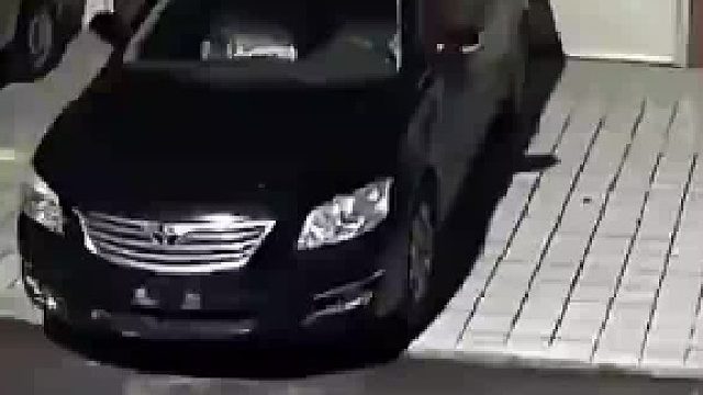 交警：你的车牌呢。车主：请看vcr