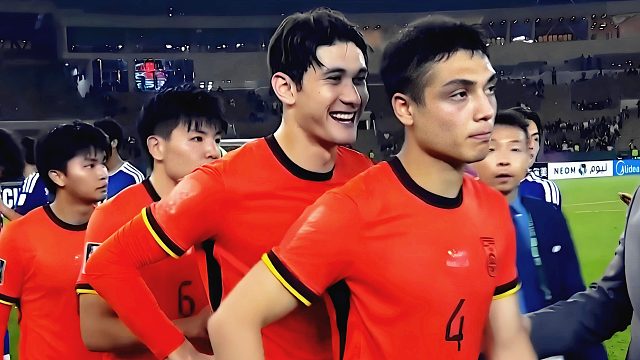 不甘心！U23国足领取亚军奖牌：李镇全迅速摘掉，拜合拉木却笑了