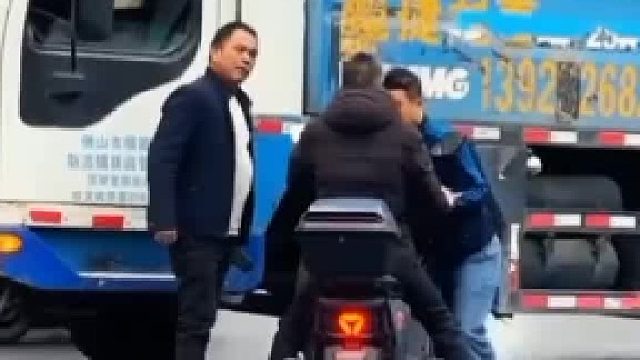 小伙子的做法，对是不对